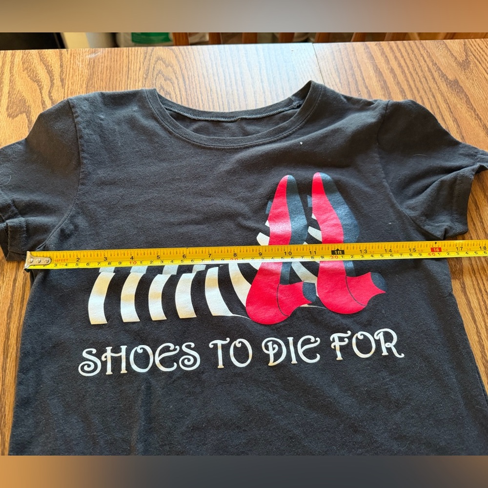 The wizard of Oz “shoes to die for” tshirt youth large - Picture 3 of 4